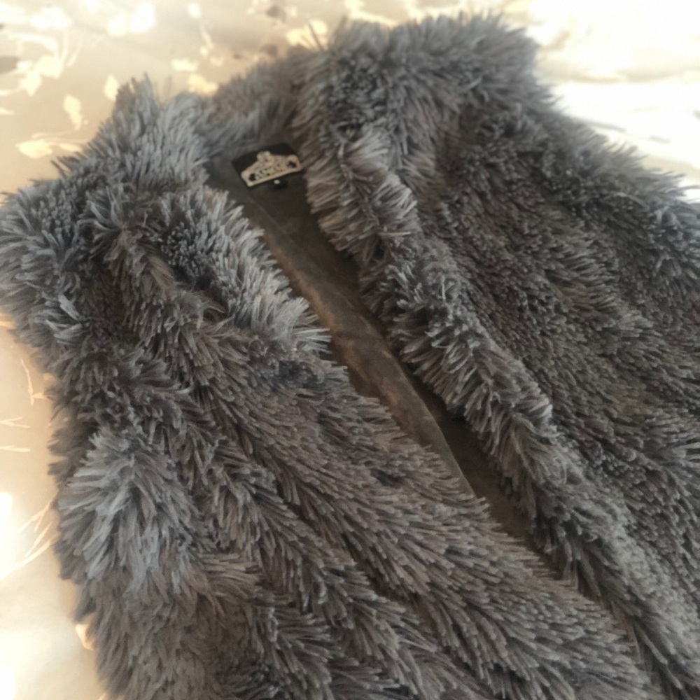FAUX FUR vest